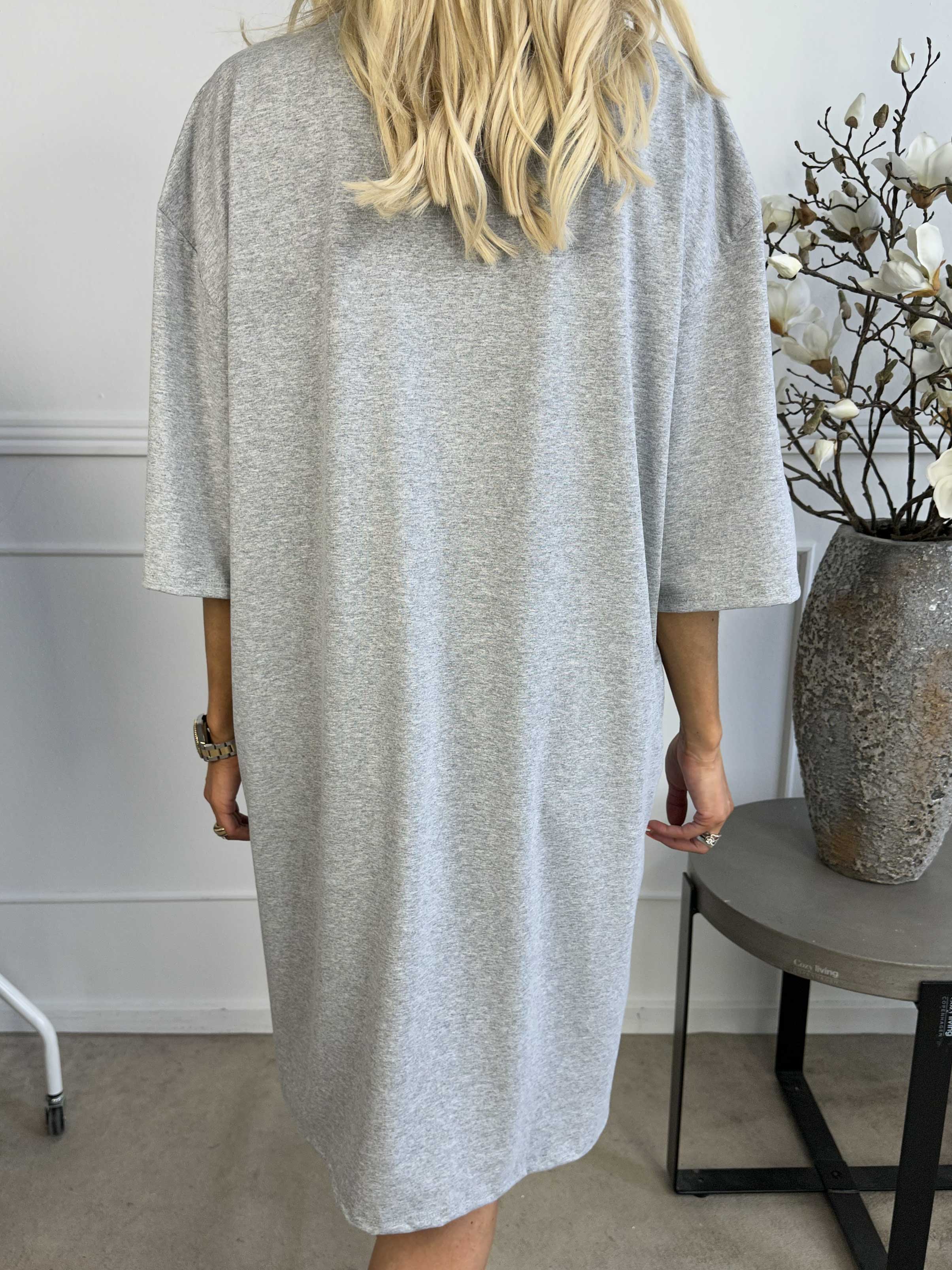 Love - T-shirtklänning i bomull med skrift och hjärtan på framsidan